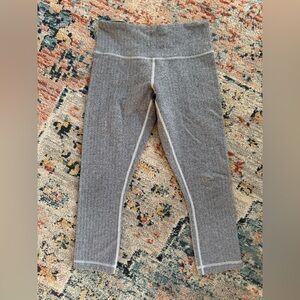 Lululemon Wunder Under Ghost White/Gray Herringbone Stretch Crop Leggings
Size 4